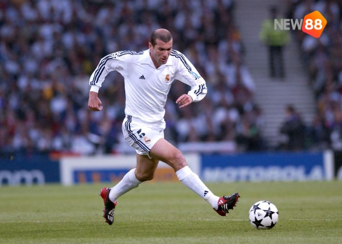 Zinedine Zidane đã ký hợp đồng với Real Madrid với mức giá chuyển nhượng 76 triệu euro